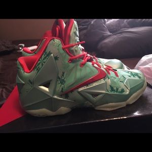 Lebron xi Christmas edition