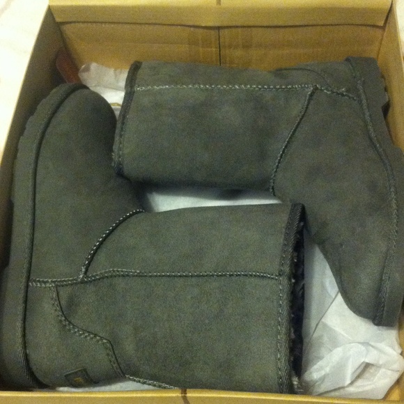 BRAND NEW GREY MAKALU BOOTS!❄️