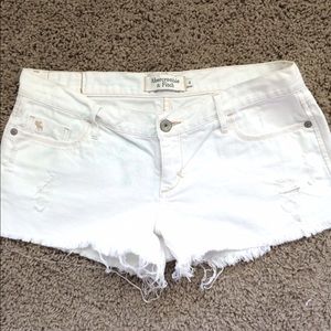 Distressed white cut offs // size 4