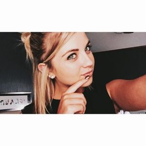 Meet your Posher, Claudia