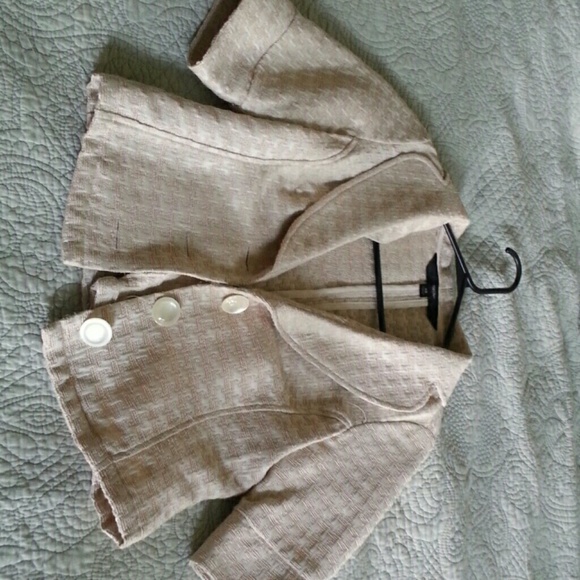 Cream coloroed cropped jacket