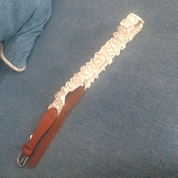White ruffle belt.