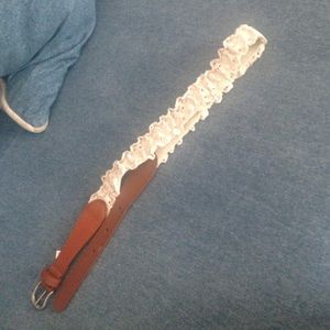 White ruffle belt.
