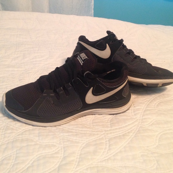 Nike sneakers size 6 mens/ 7.5 womens