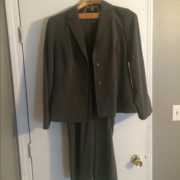Anne Klein size 16 gray pinstripe suit. Work 1x