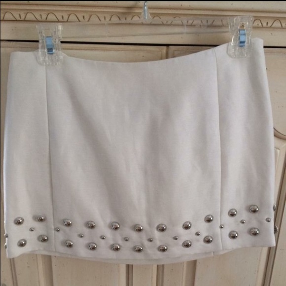 White skirt from Bloomingdales! Stunning Back 🎉🎊 - Picture 1 of 2