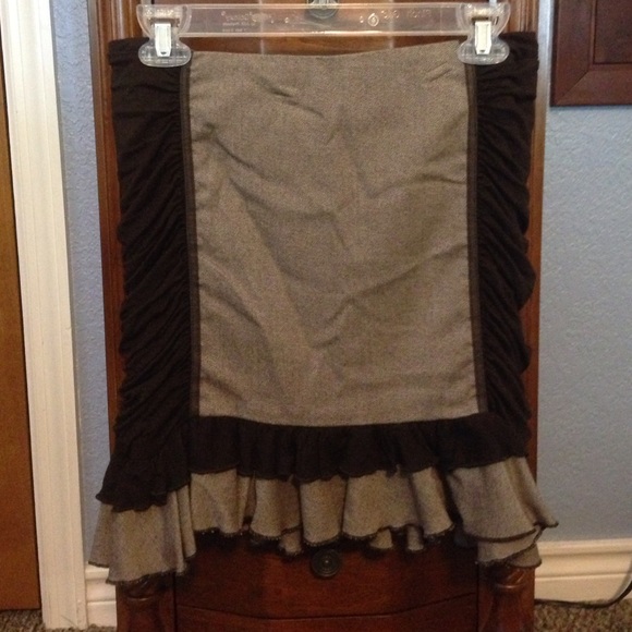 Cute flirty brown ruffled skirt Bebe brand