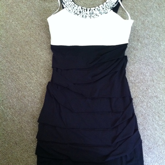 Formal dress - Picture 1 of 3