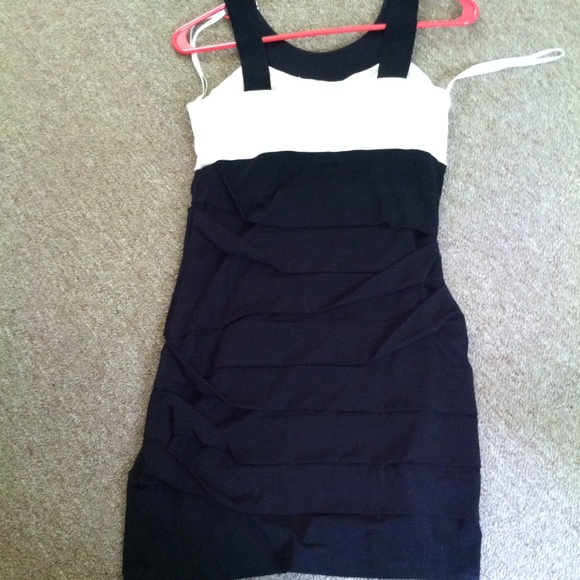 Formal dress - Picture 2 of 3