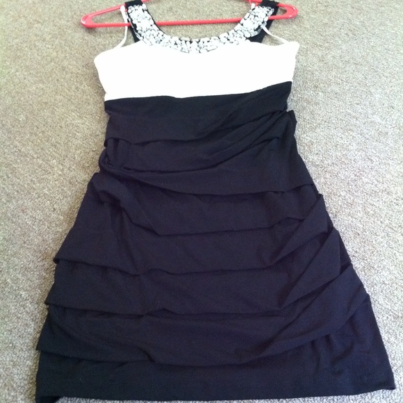 Formal dress - Picture 3 of 3