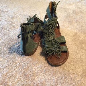 Report Fringe Sandal