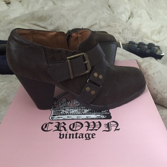 Crown Vintage tan suede bootie