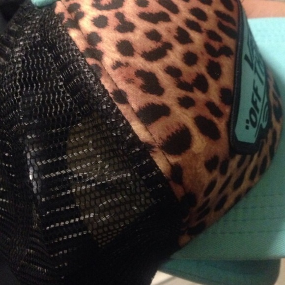 ✨STILL AVAILABLE✨ Vans Cheetah SnapBack - Picture 2 of 4