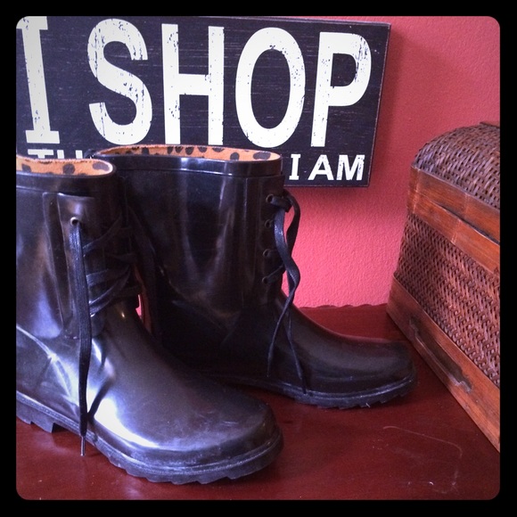 Mid-calf combat style rainboots