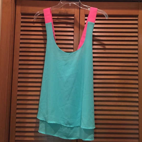 Vizio flowing layered top with criss-cross back-L - Picture 1 of 3