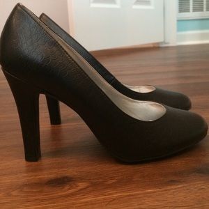 Black pumps