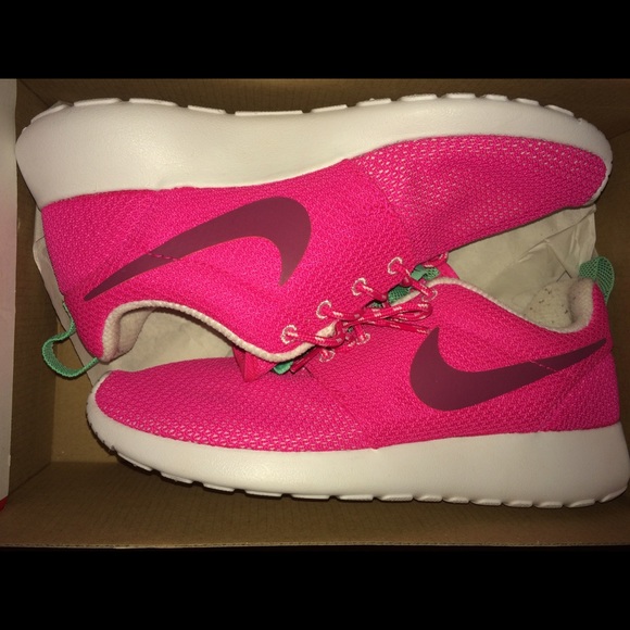 Nike Shoes - Nike Roshe Runs