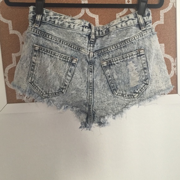 Distressed high waisted shorts - Picture 2 of 3