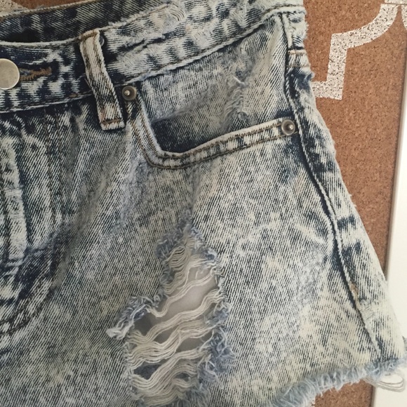 Distressed high waisted shorts - Picture 3 of 3