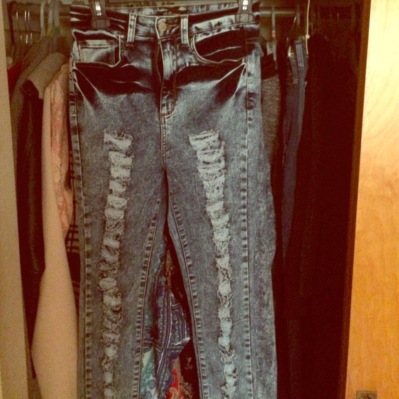 High-waisted Ripped Love Culture Jeans!