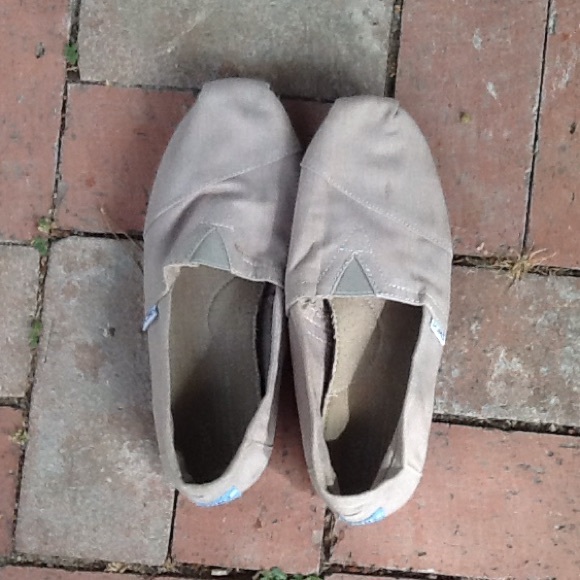 Cute Tan/grayish toms