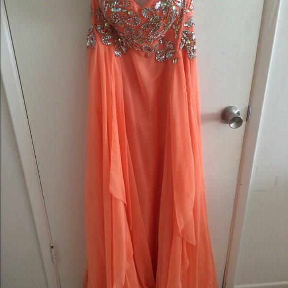 ⭐️LAST CHANCE⭐️ Peach Prom Homecoming Dress - Picture 3 of 4