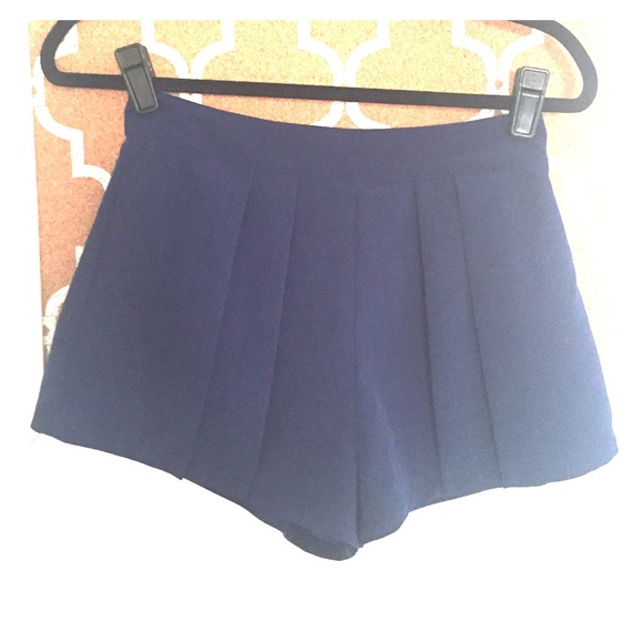 Navy blue pleated high waisted shorts - Picture 1 of 2
