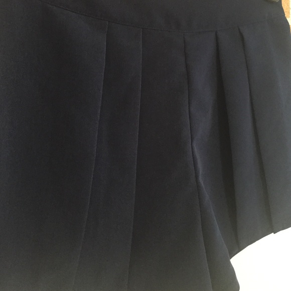 Navy blue pleated high waisted shorts - Picture 2 of 2