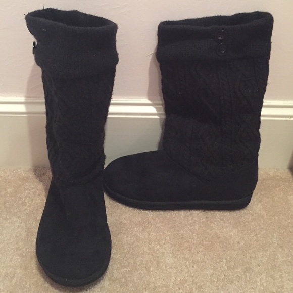 Black winter boots