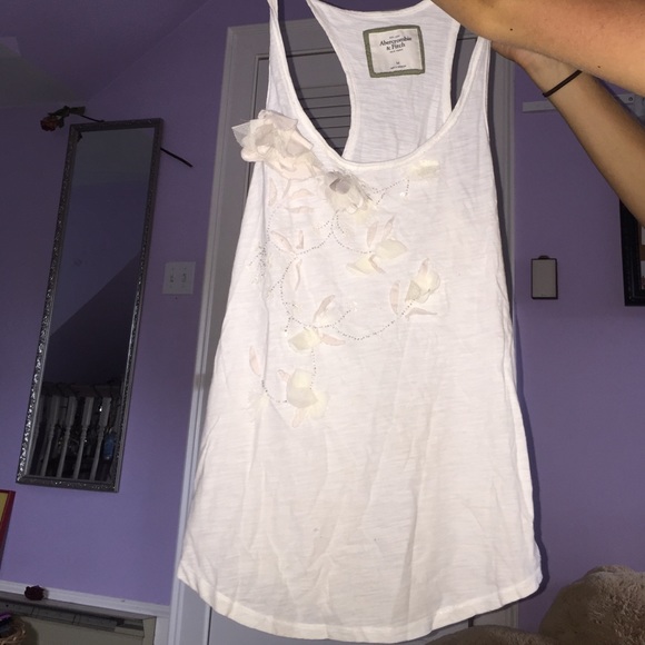 White tank top with flower flower details.