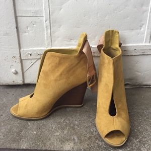 Zigi Soho wedges- like new! Mustard color