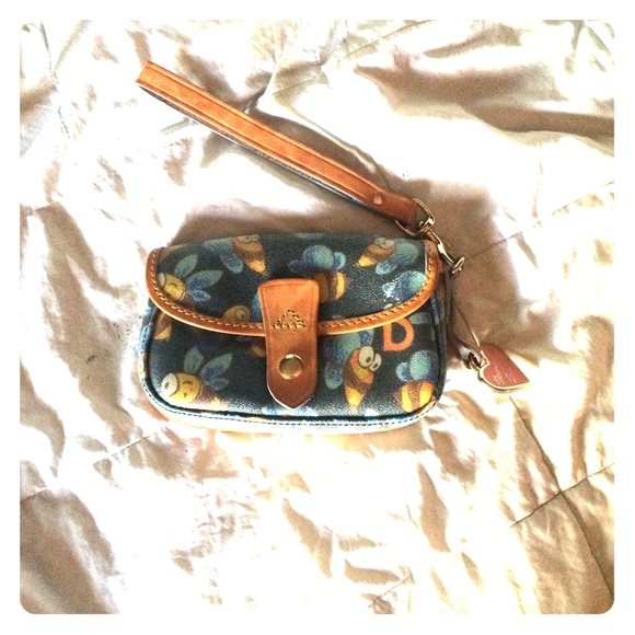 HELLA DOONEY&BOURKE CLUTCH 🐝