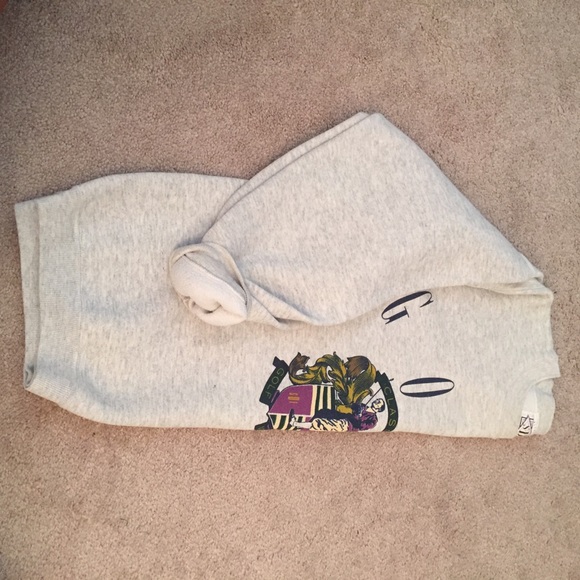 Light grey crew neck. Size: L