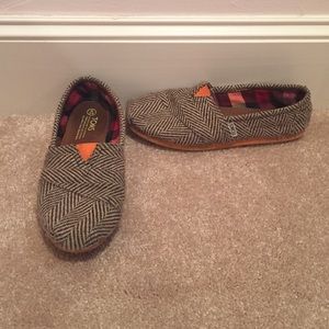 Orange and brown striped Toms