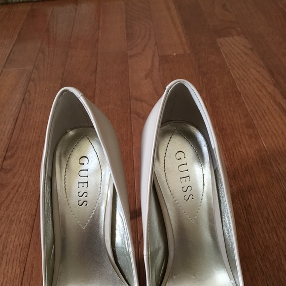 Guess Pumps - Picture 3 of 3