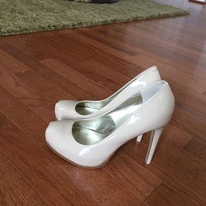 Guess Pumps