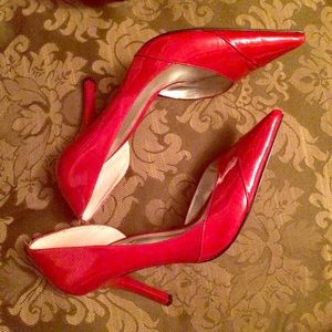 Pointy red pumps/heels