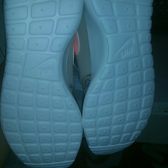 Nike.roshe run aloha tan - Picture 2 of 3