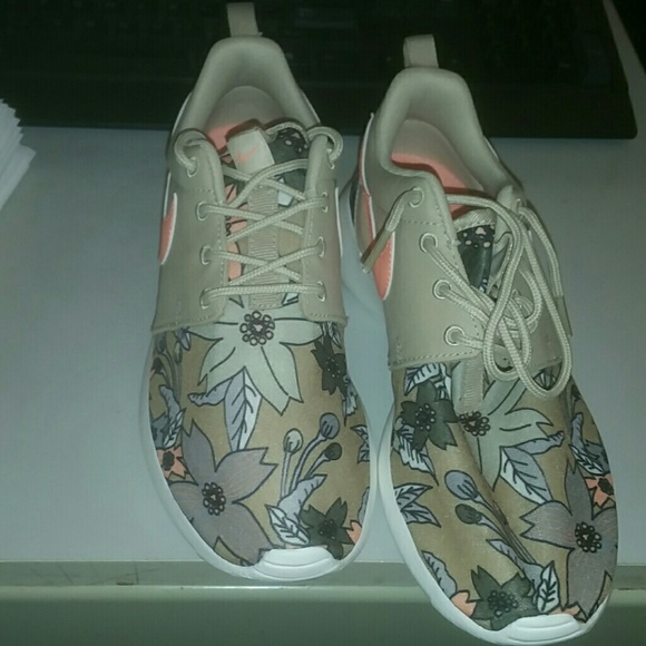 Nike.roshe run aloha tan - Picture 3 of 3