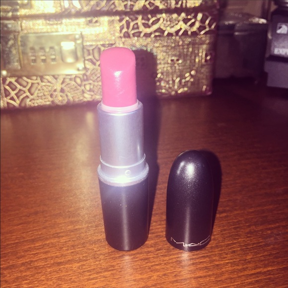 MAC Lipstick "Captive"