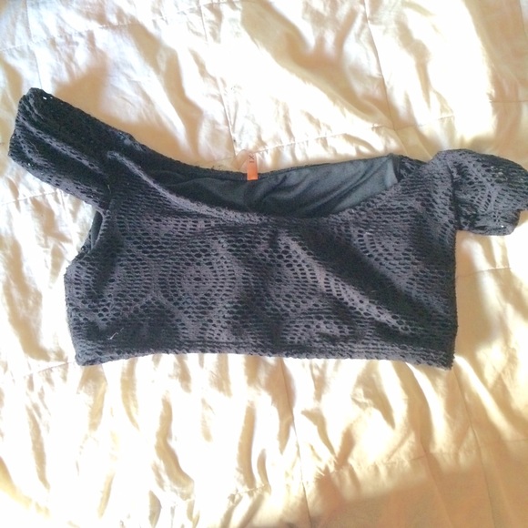 SHOULDERS CROP BATHING SUIT TOP