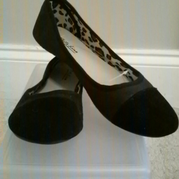 White Line Black Flats