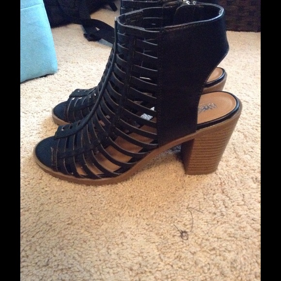 Black heels - Picture 1 of 3