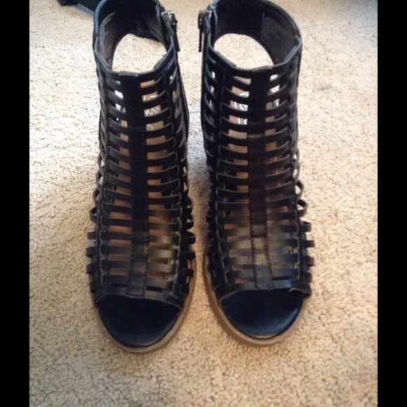 Black heels - Picture 2 of 3