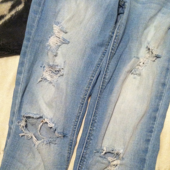 Distressed Hollister jeans - Picture 2 of 4