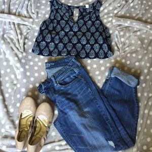 Patterned sleeveless shirt. Super cute!