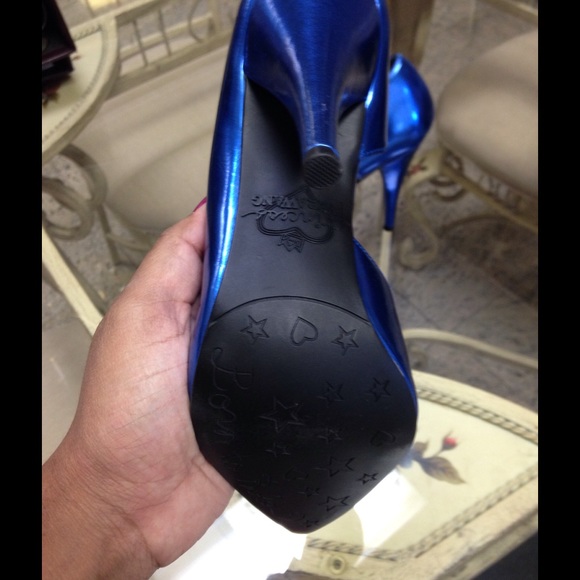 Vera Wang Princess Blue Heels - Picture 2 of 2