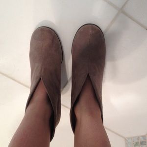 Tan ankle boots. Similar to Sam Edelman petty