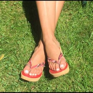 Adorable red wedge sandals 🌹