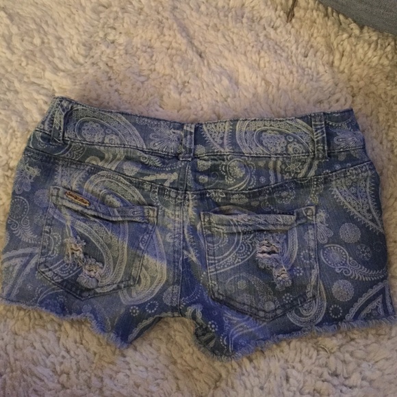 Patterned shorts. - Picture 2 of 2